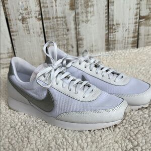 Nike Womens Daybreak Sneaker Size 8 White and Metallic Silver